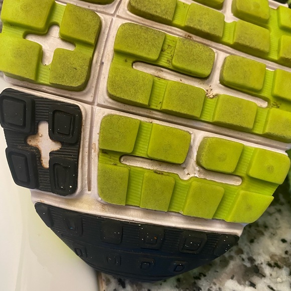 Nike Vomero 9 Running Shoes - Picture 12 of 13